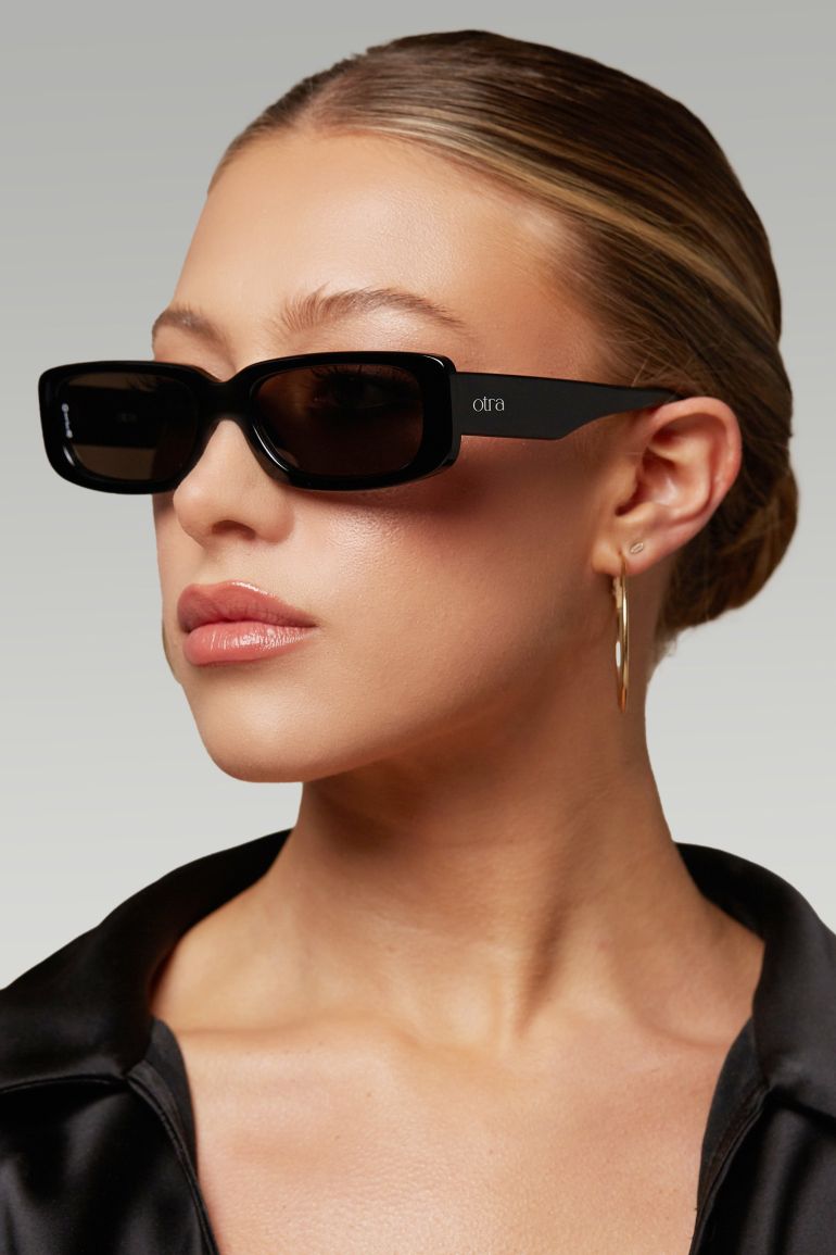 Shop Sunny | Otra Black Slim Rectangular Sunglasses Online  display picture 1