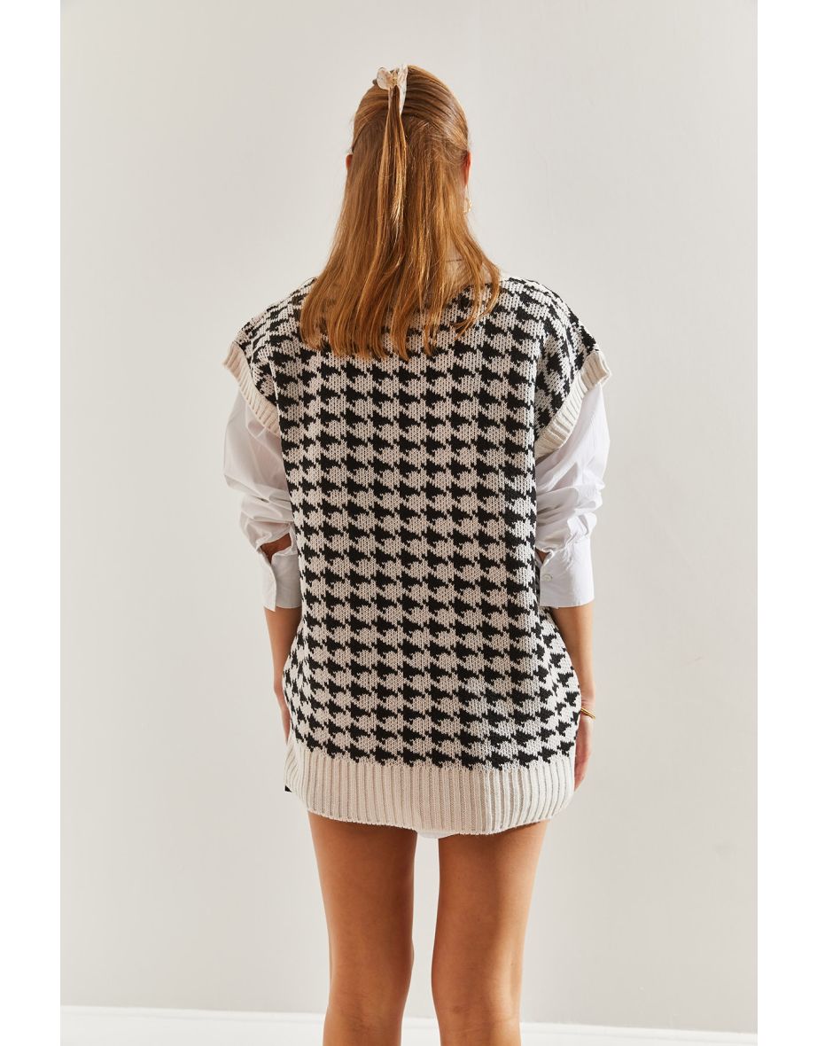 Women's Houndstooth Patterned V-Neck Sweater - 6