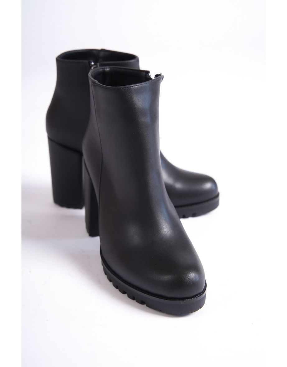 Round Toe Trac Sole Medium Heeled Women's Boots - 6