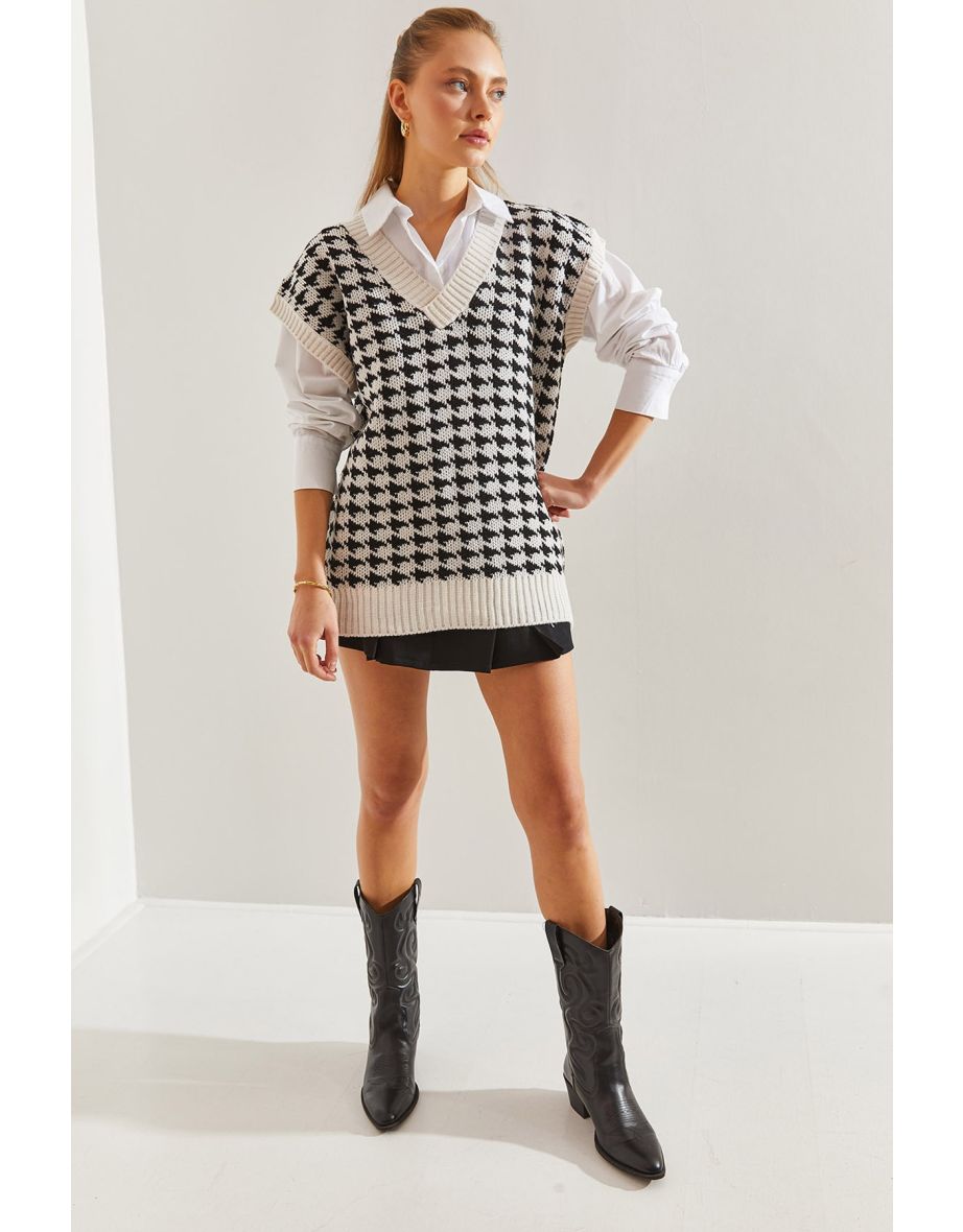 Women's Houndstooth Patterned V-Neck Sweater
