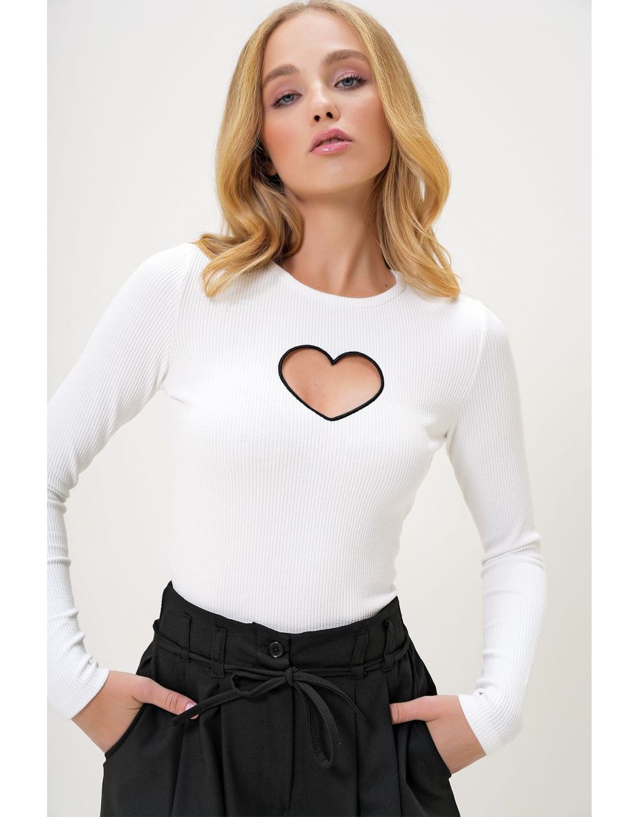 Women's White Crew Neck Heart Embroidery Decollete Camisole top