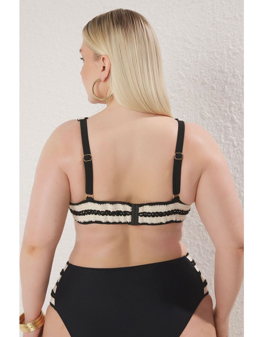 Black Stripe Pattern Detailed V Accessory Plus Size Bikini Top - 3