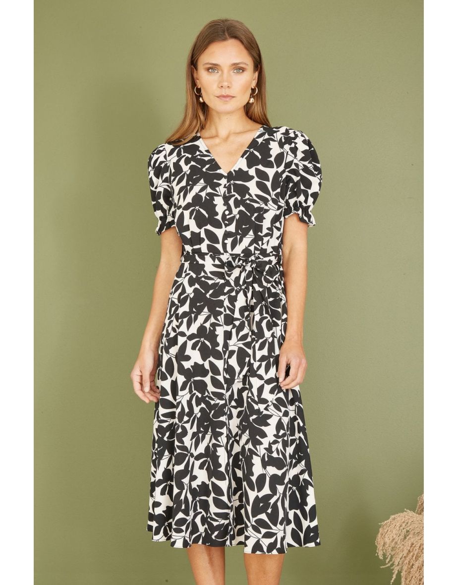 Shop Mela Black And White Leaf Print Midaxi Tea Dress Online in Bahrain VogaCloset