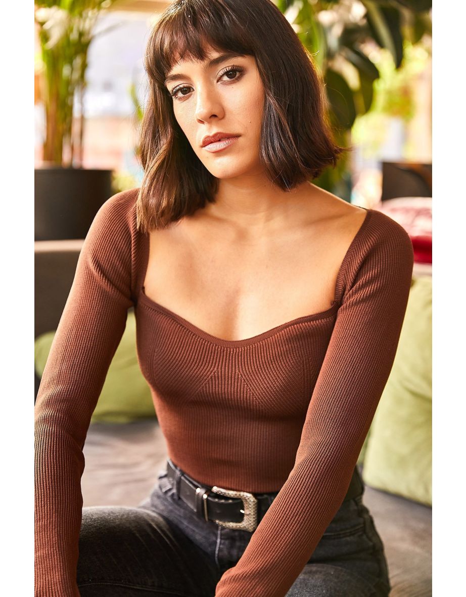 Women's Bitter Brown Kissing Collar Crop Knitwear Blouse