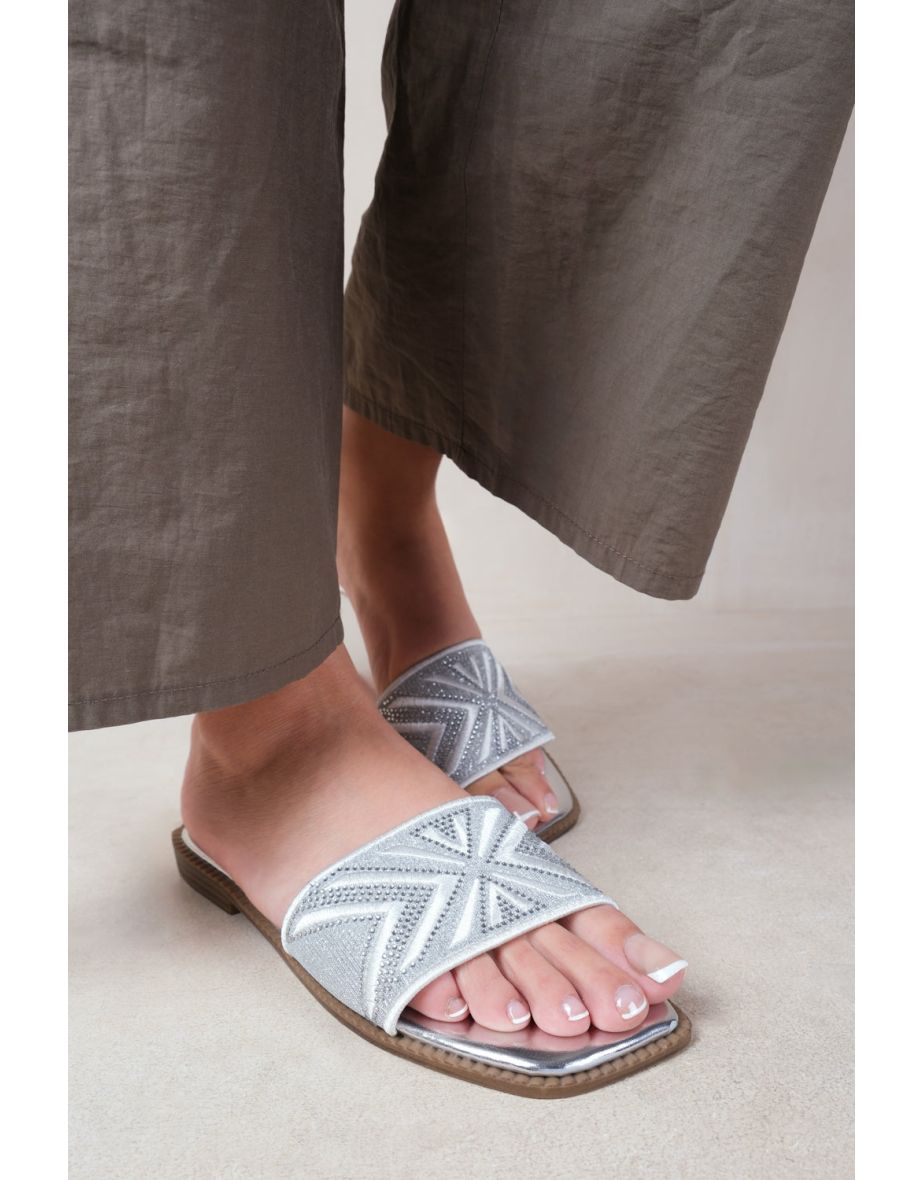 BLOSSOM FLAT SANDALS WITH SPARKLY TEXTURED SINGLE BAND IN SILVER METALLIC - 1