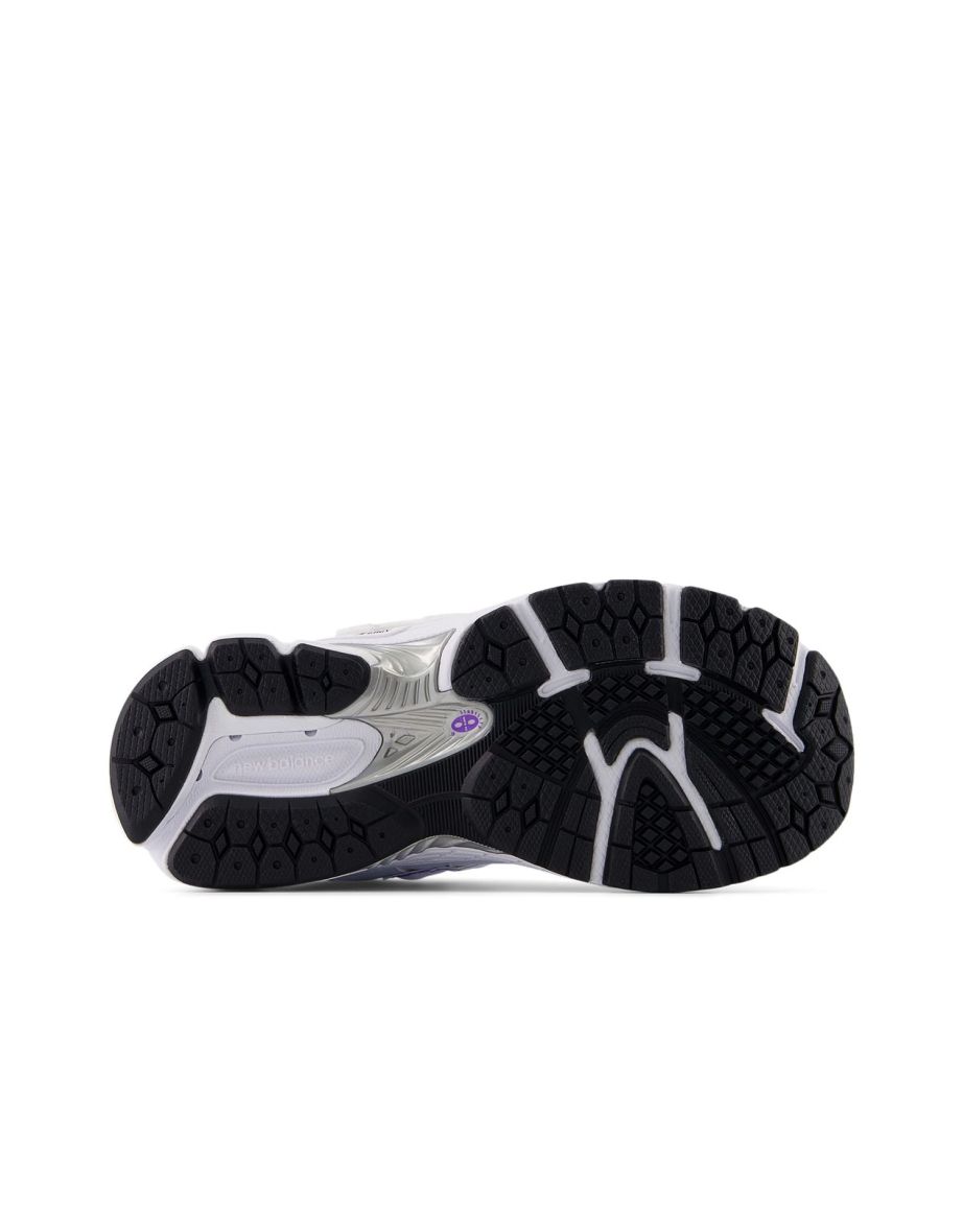 Girl's New Balance Juniors 2002 Trainers in White - 5