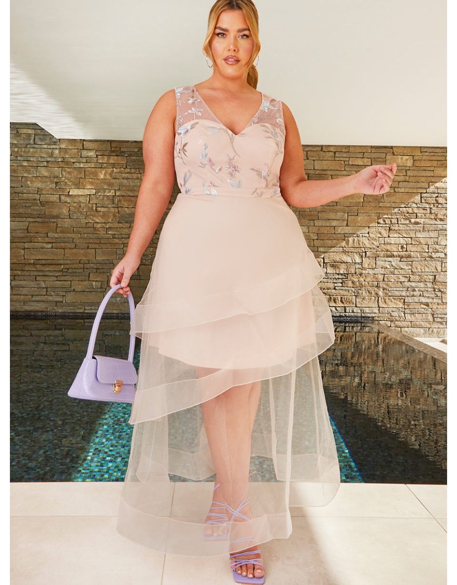 Shop Plus Size Embroidered Floral Tiered Dip Hem Maxi Dress in Pink Online in Bahrain VogaCloset