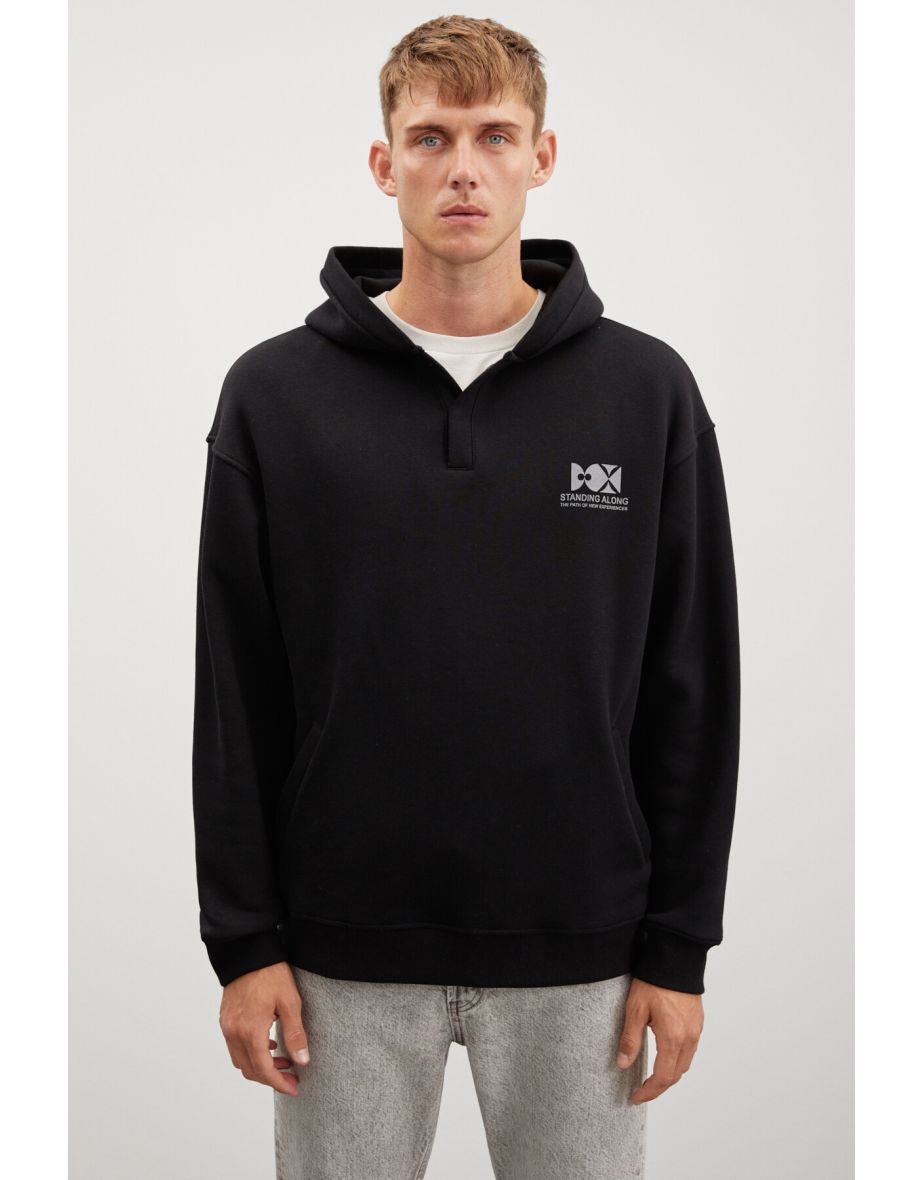 Hannes Men's Hooded Snap Closure Printed Black Sweatshirt