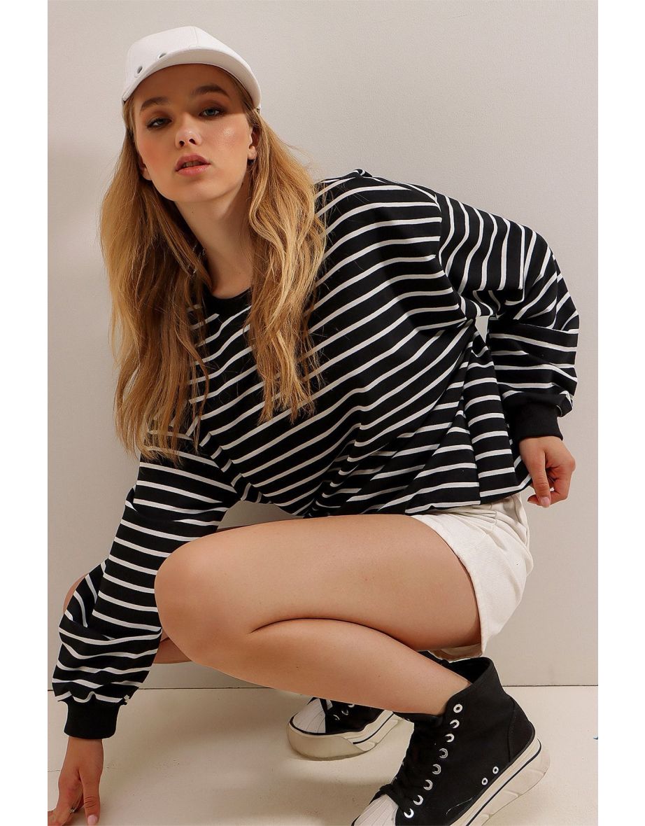 Women's Black and White Crew Neck Striped Two-Threads Oversized Sweatshirt
