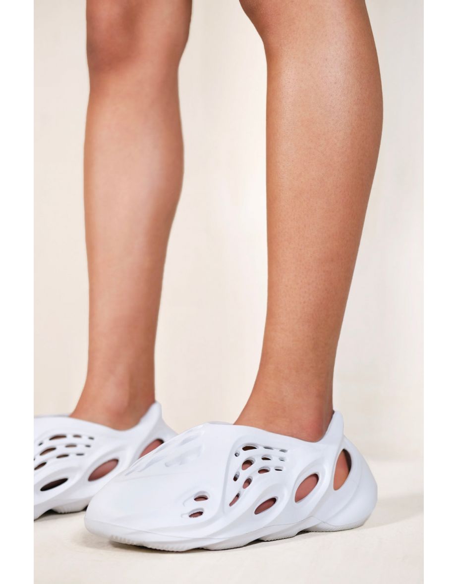 CUT OUT DETAIL SLIP ON RUBBER TRAINERS IN WHITE - 2