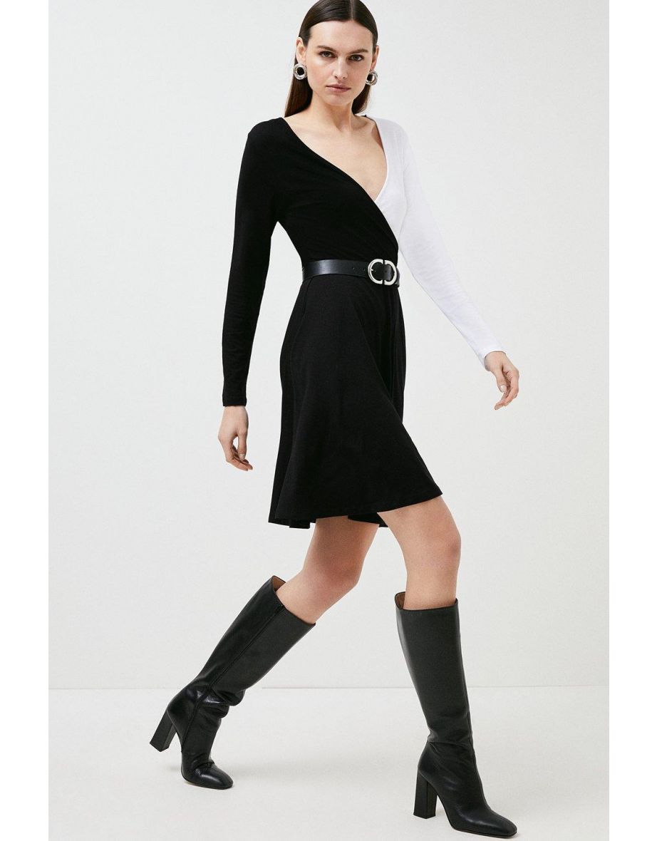 فستان جيرسية فيسكوز بتصميم لف بأكمام طويلة بحزام