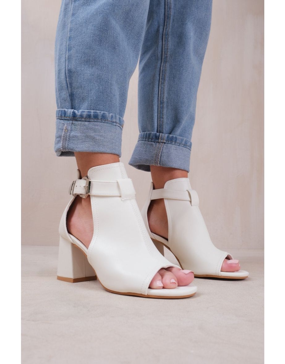 LISA BLOCK HEEL WITH SIDE BUCKLE AND OPEN TOE FRONT IN WHITE