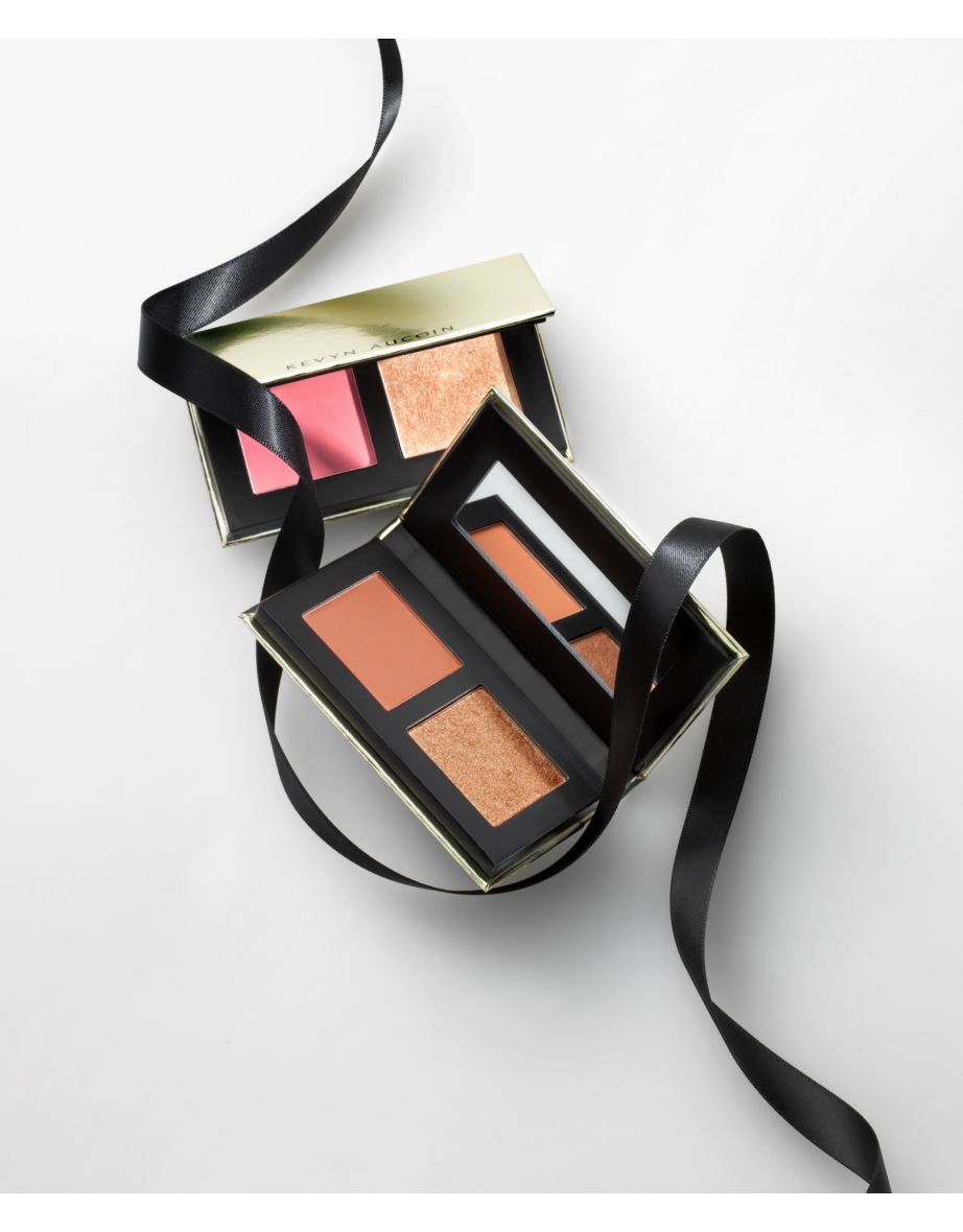 A compact highlighter and blush duo -Peach - 2