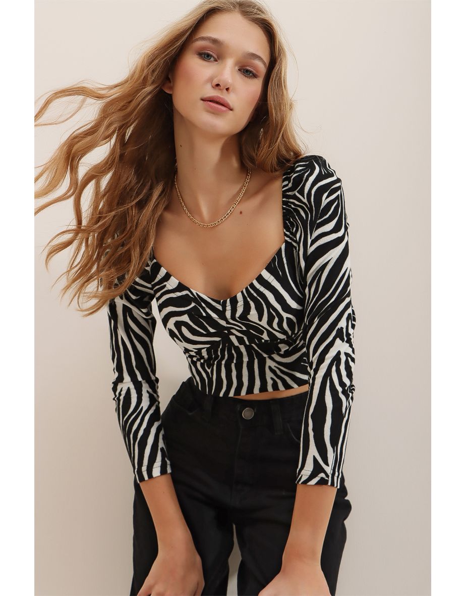 Women's Black and White Princess Sleeve Kiss Collar Crop Blouse