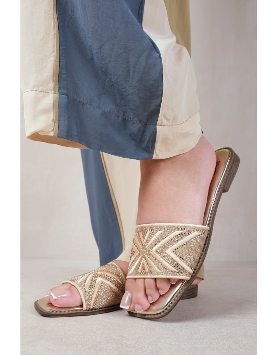 BLOSSOM FLAT SANDALS WITH SPARKLY TEXTURED SINGLE BAND IN GOLD METALLIC - 1