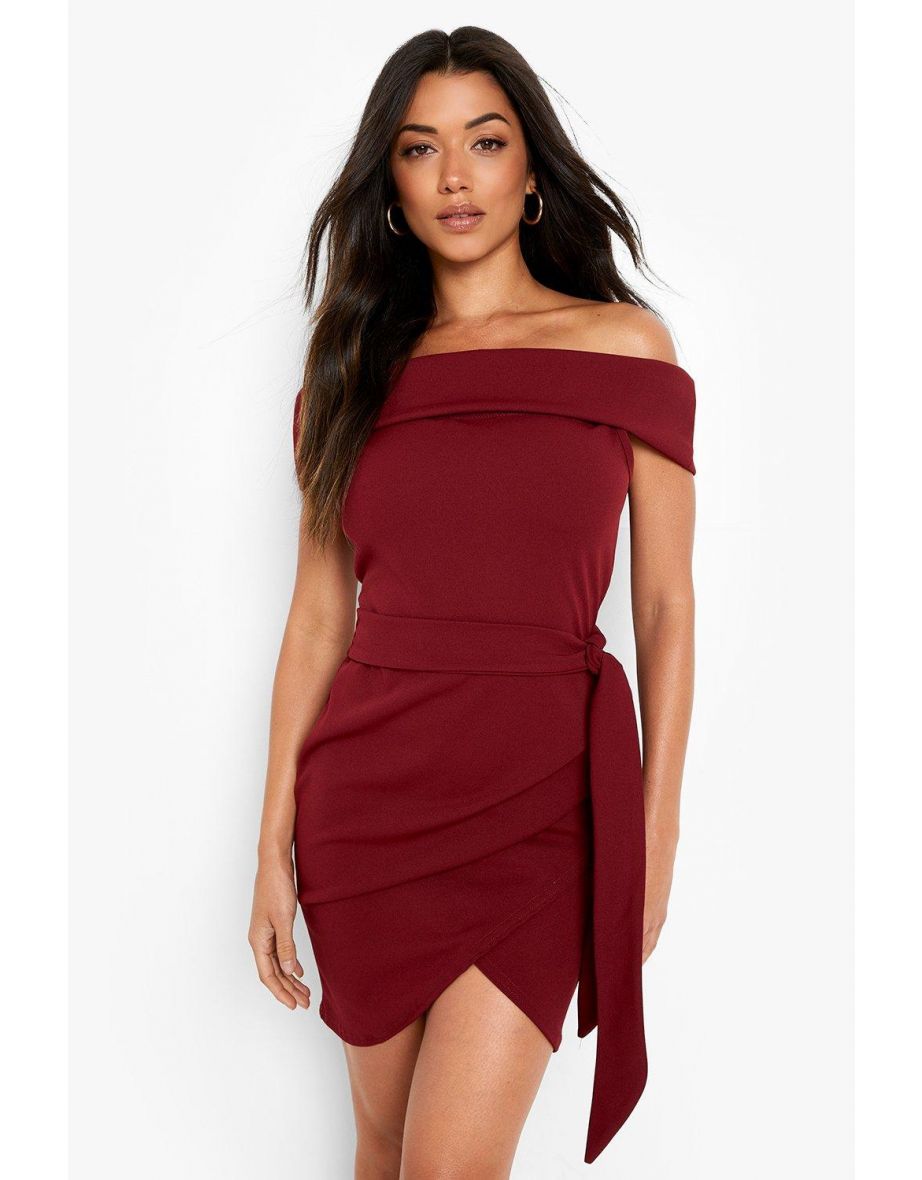 فستان ضيق بتصميم لف بأكتاف مكشوفة - أحمر