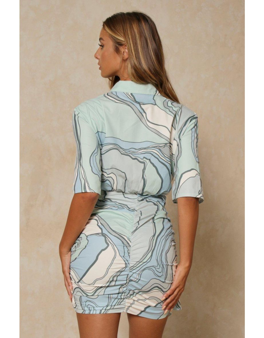 فستان قميص مطبع بياقة عميقة وثنيات أمامية - 2